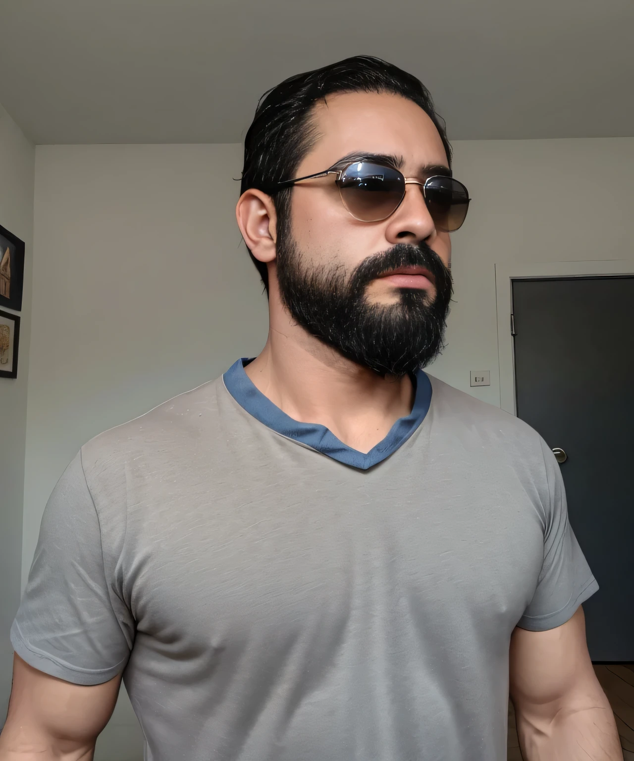 Masterpiece, Parte superior del cuerpo, 38 year old man with beard and sunglasses. Hombre vistiendo playera negra y gorra, en el cine , muy hermoso. Super polished and cool, plano medio de un guapo.