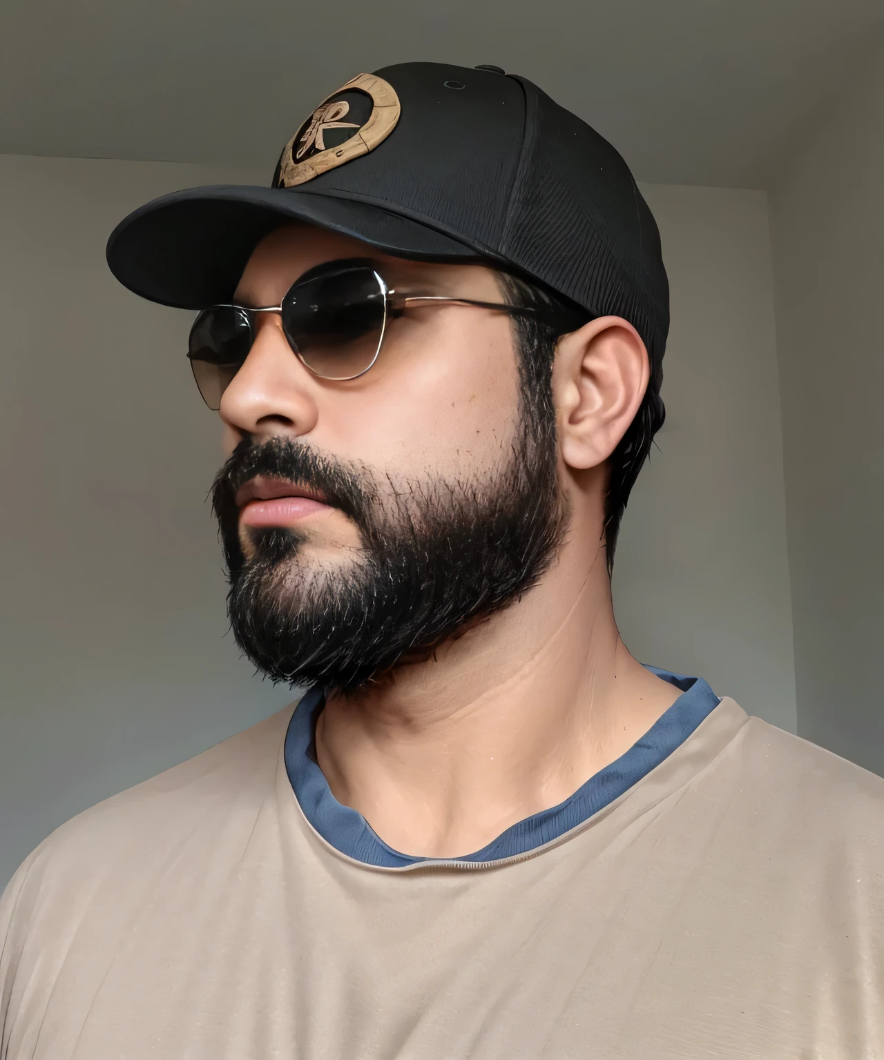 Masterpiece, Parte superior del cuerpo, 38 year old man with beard and sunglasses. Hombre vistiendo playera negra y gorra, listening to music , muy hermoso. Super polished and cool, plano medio de un guapo.