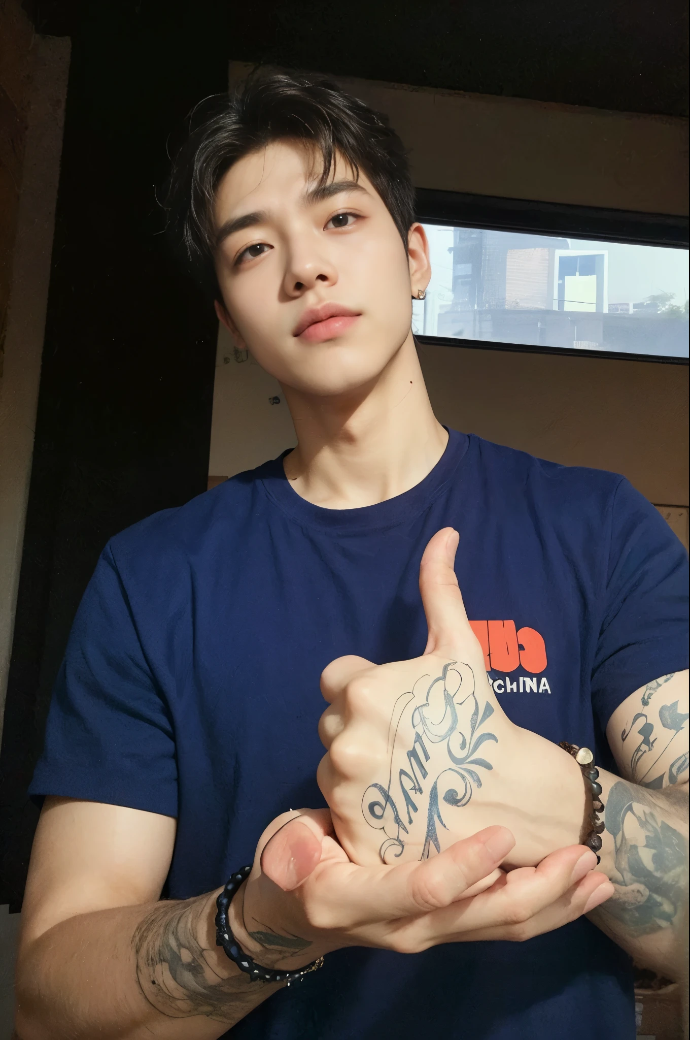there is a man com tatuagens giving a thumbs up, com tatuagens, lindo chad queixo, hyung tae, taejune kim, inspirado em Adam Dario Keel, ele tem cerca de 20 anos, ele tem cerca de 2 0 anos, Marco Ariano, Zac Retz, Johnny Wan, in the style of sifu 🔥 😎 🕹️ 👀 :2, cai xukun