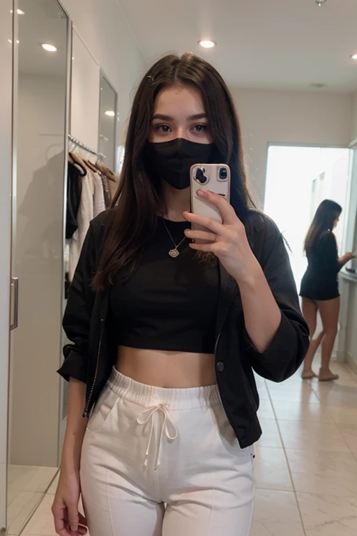 Chica sexy adolescente de pelo negro tomandose una selfie frente al espejo con una camisa blanca y pantalon corto color rosado, mascarilla negra en un centro comercial