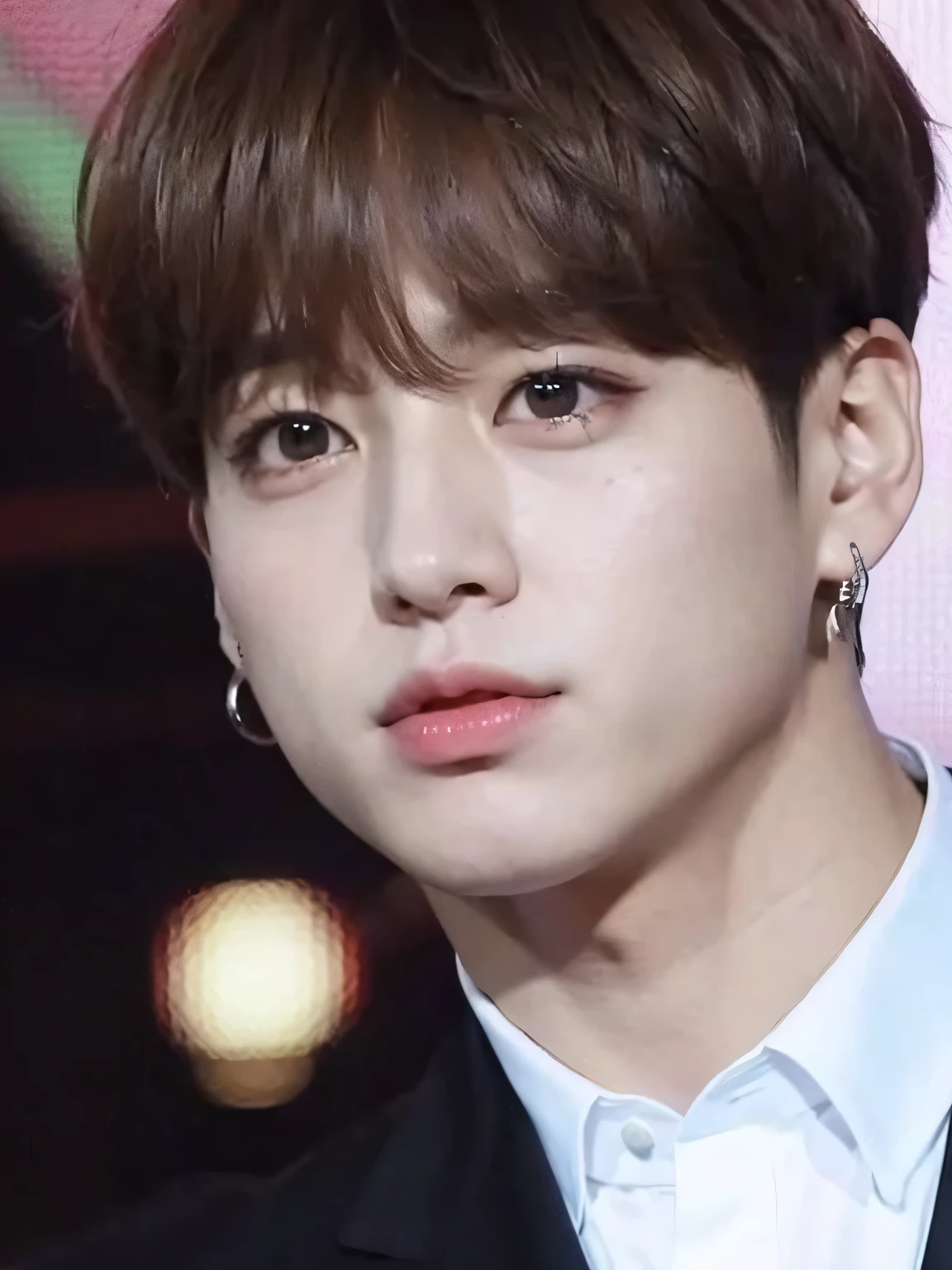 jungkook do bts com rosto extremamente bonito e atraente