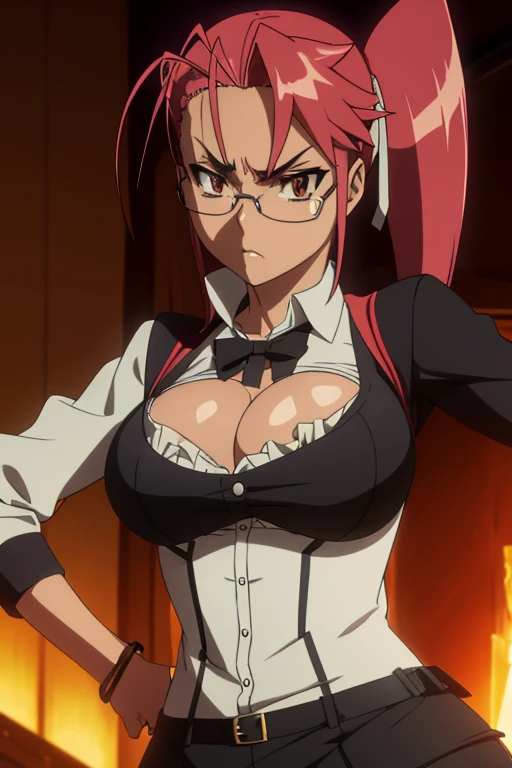 Chica anime, pelo suelto, rojo intenso, gafas, Saya de High School of the dead, todo el cuerpo, con pechos grandes, trasero grande, y un traje negro, gabardina, coqueta, mostrando una teta