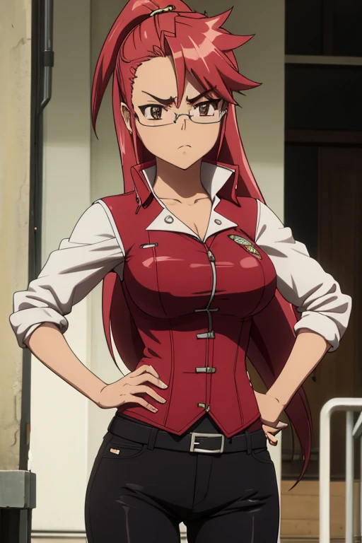 Chica anime, pelo suelto, rojo intenso, gafas, Saya de High School of the dead, todo el cuerpo, con pechos grandes, trasero grande, y un traje negro, gabardina, coqueta, mostrando una teta