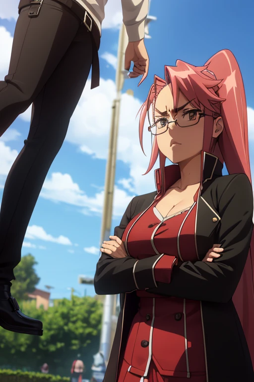 Chica anime, pelo suelto, rojo intenso, gafas, Saya de High School of the dead, todo el cuerpo, con pechos grandes, trasero grande, y un traje negro, gabardina, coqueta, mostrando una teta