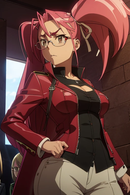 Chica anime, pelo suelto, rojo intenso, gafas, Saya de High School of the dead, todo el cuerpo, con pechos grandes, trasero grande, y un traje negro, gabardina, coqueta, mostrando una teta