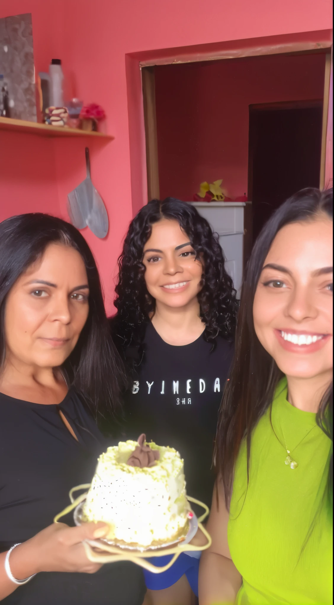 three women in a kitchen holding a cake in front of them, imagem de perfil, imagem de perfilture, imagem de perfil, Alanis Guillen, 1614572159, por Reyna Rochin, holding a birthday cake, celebrating a birthday, foto tirada em 2 0 2 0, 3 Brazilian mother of 5 years