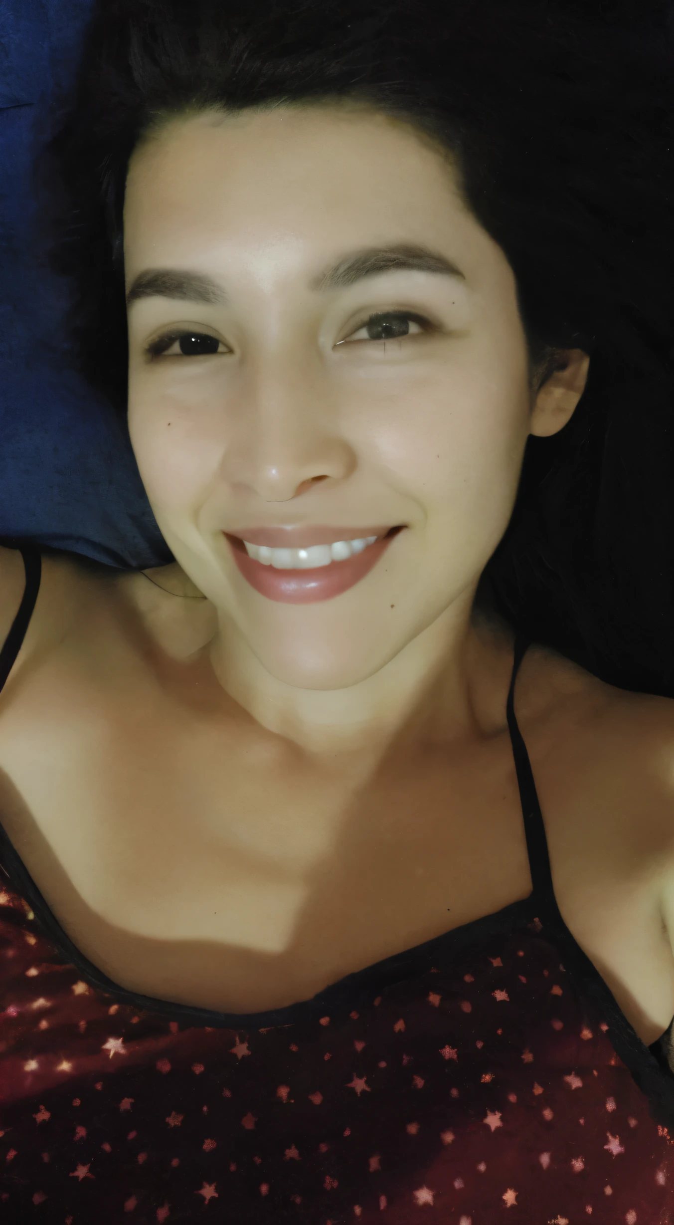 mulher sorridente com uma blusa vermelha e preta e um telefone celular, mulher de 30 anos, Mulher de 3 0 anos, lindo rosto latina, 27 anos de idade, 28 anos de idade, friendly and seductive smile, grande sorriso no rosto, 29 anos, selfie de uma jovem, sorriso louco e sedutor, 32 anos, sorrindo sedutoramente