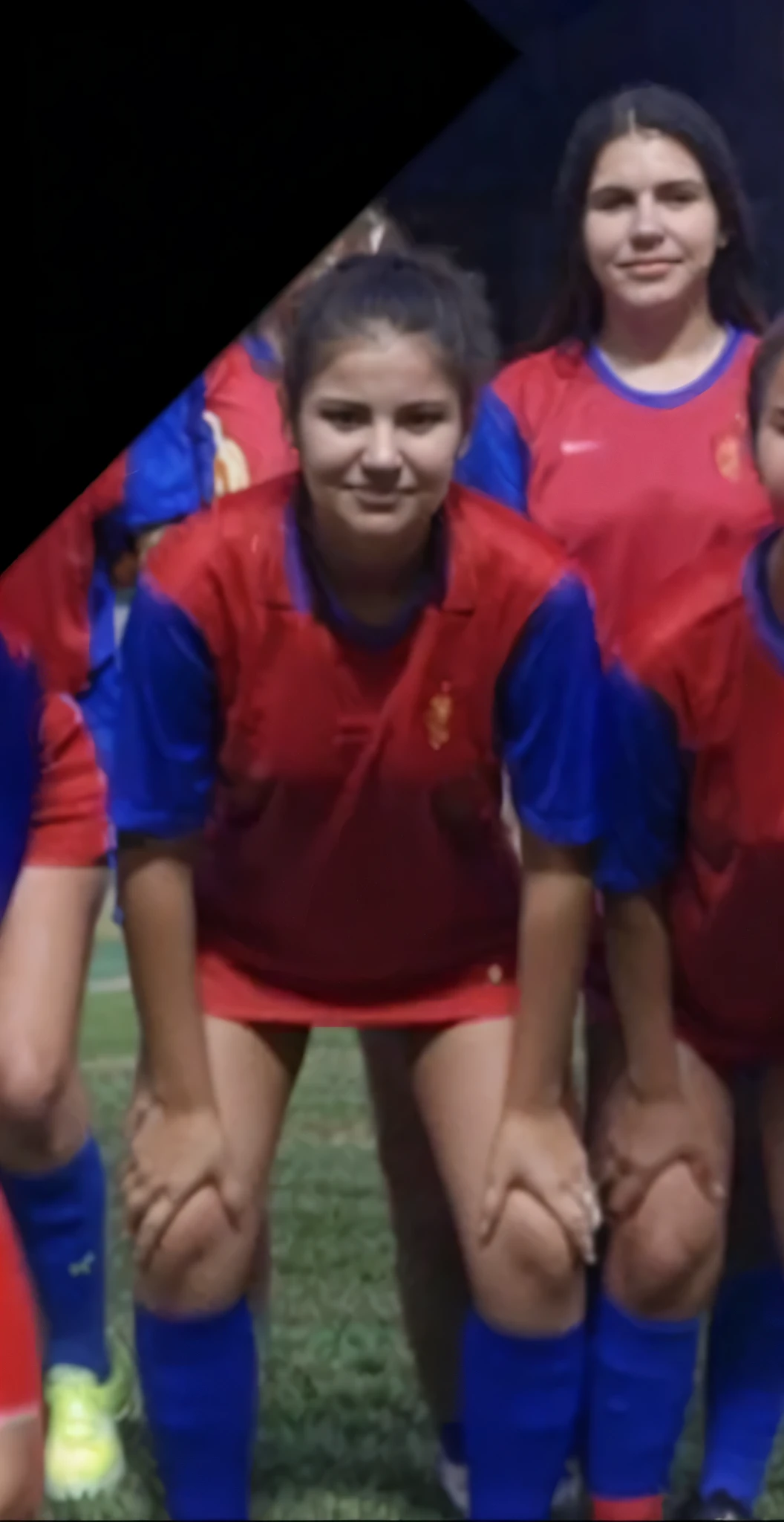 there are a group of women futebol players posing for a picture, wearing a school futebol uniform, 13 anos, lorena avarez, 1 6 anos, tia enorme, Carolina Gariba, malika favre, fernanda suarez, 18 anos de idade, foto reduzida, futebol, futebol player, Nina Masic, Alanis Guillen