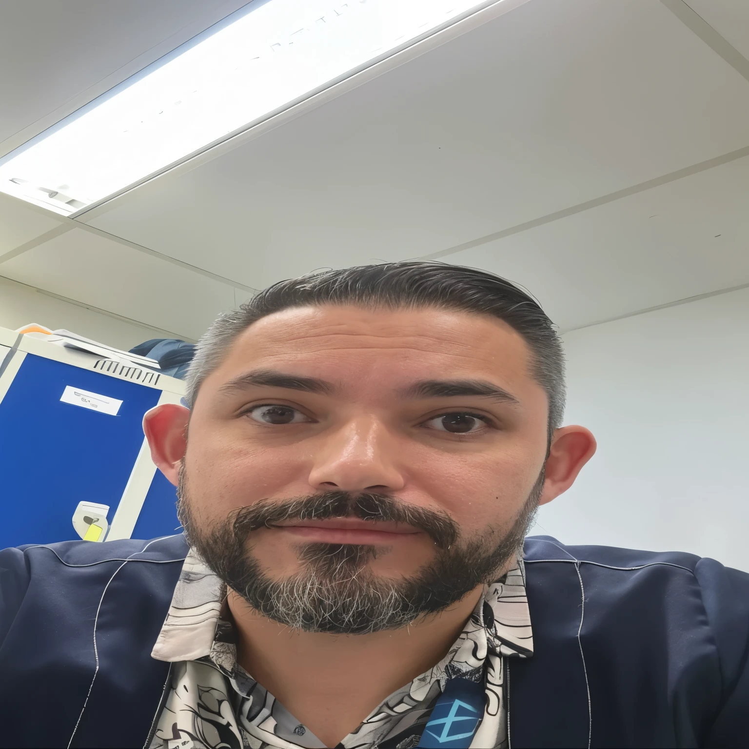 There is a man with a beard and tie in a room, Fotografia selfie 8k, imagem frontal, frontal camera, selfie, Homem de 4 0 anos, frontal camera, selfie de um homem, imagem de perfil, André Rios, selfie taken directly at angle, looking directly at the camera, looking directly at the camera, looking directly at the camera, estilo deliberate