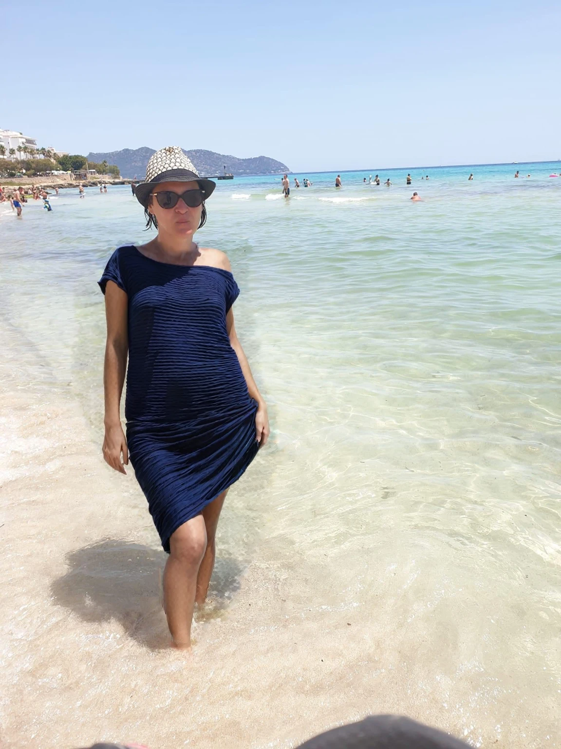 nue, petits seins, sexe visible, aguichante