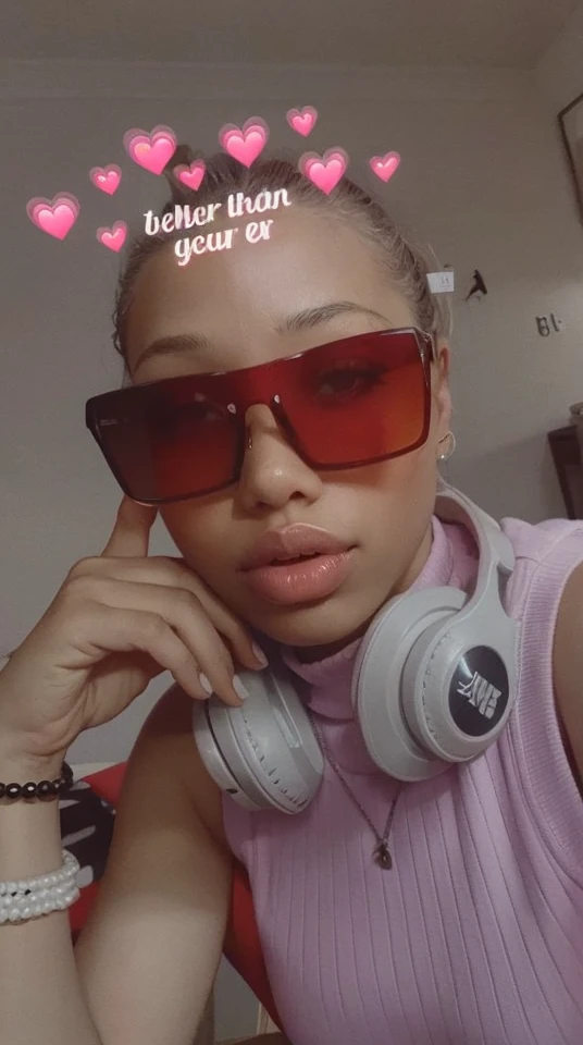 Pinker lips,detailed face