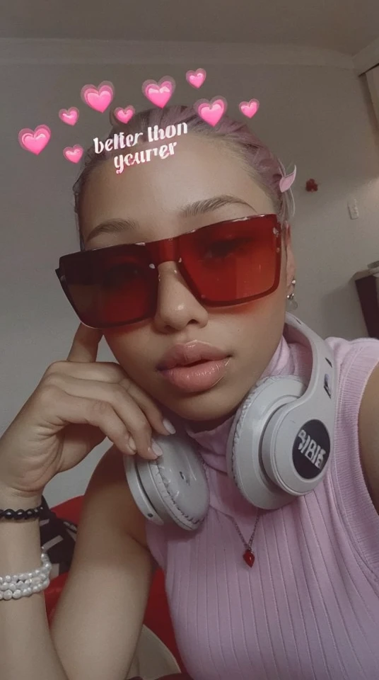 Pinker lips,detailed face