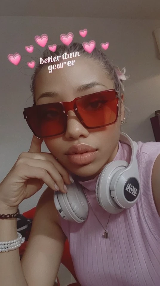 Pinker lips,detailed face