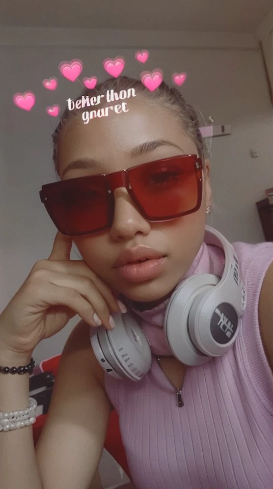 Pinker lips,detailed face 