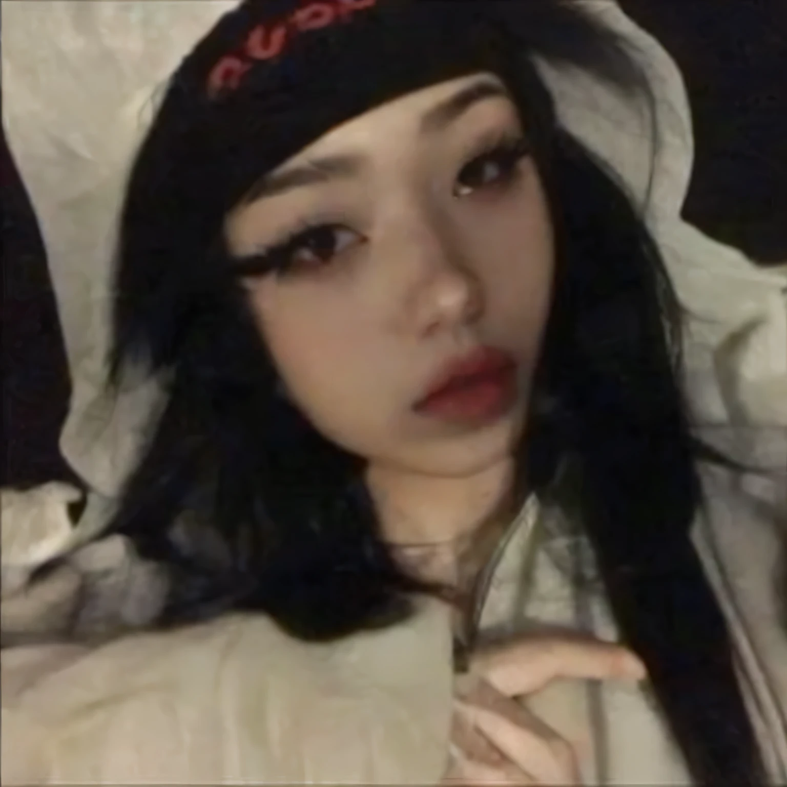 um close de uma mulher com capuz segurando um telefone celular, garota de cabelo preto usando moletom, 1 7 old goth girl, 18 anos de idade, de 19 anos, goth girl aesthetic, ela parece uma mistura de sujeira, parece uma mistura de sujeira, imagem de qualidade muito baixa, cabelo preto e olhos grandes