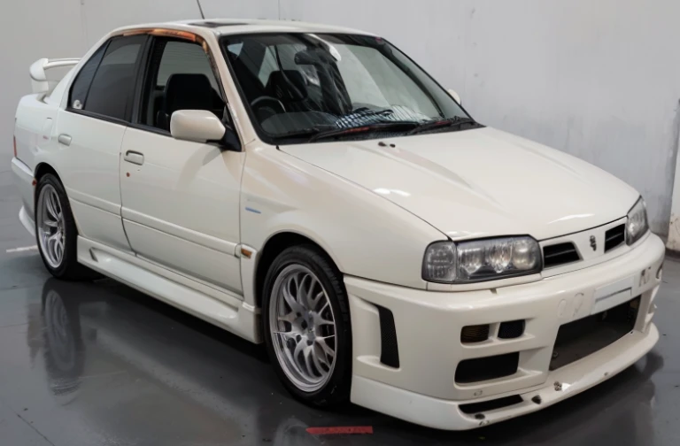 carro branco arafiado estacionado em uma garagem com parede branca, em um Nissan Skyline R34 modificado, remendado nissan r34 gtr, perfil frontal shot, Nissan GTR R 3 4, tiro frontal, medium wide tiro frontal, 2 0 % detalhe perolado, perfil frontal, Eclipse branco, Translucent White Skin, JDM, perfil frontal!!!!