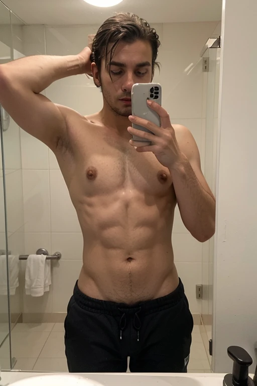 Hombre de cuerpo marcado tomandose foto frente al espejo sin playera y mostrando del pecho al abdomen