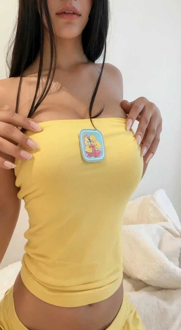 un primer plano de una mujer con un top amarillo y pantalones cortos, pechos grandes cintura esbelta ombligo esta expuesto, usando un lindo top, ombligo mostrando, ella teta, traje ajustado, como si lisa simpson cobrara vida, 18 years, with yellow cloths, y 2 k cutecore clowncore, grueso, Primer plano de la parte superior del cuerpo, 22 years