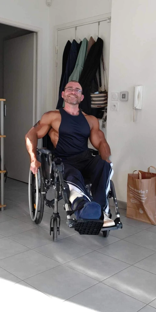 homme, muscle, torse nu, en chaise roulante