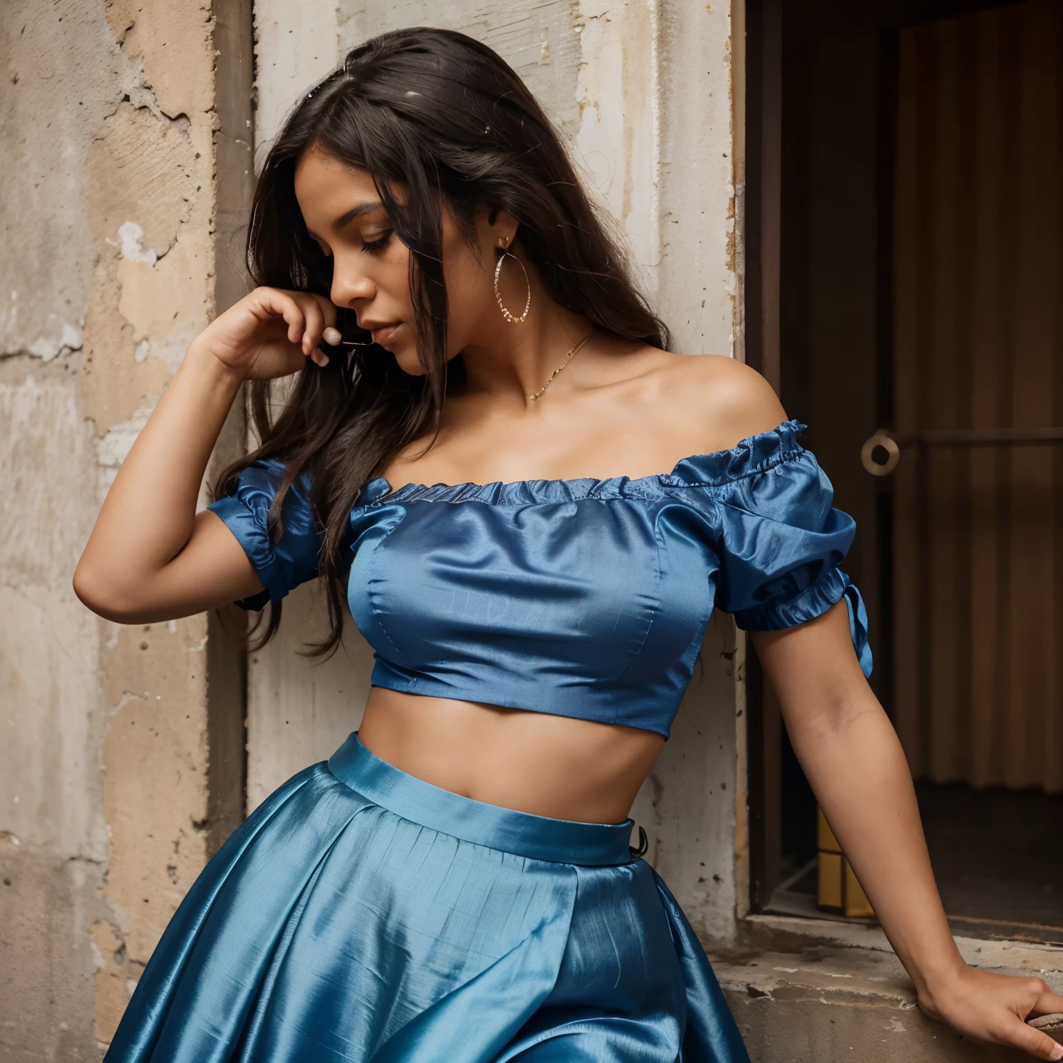 
Mulher cigana de pele branca, cabelo longo preto e liso, com uma presilha do lado do cabelo em formato de folha de ouro. Wearing a light blue satin gypsy blouse and a lilac full skirt with a coin strap.