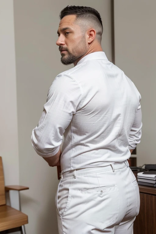 40 year old dad、cuerpo completo, hombres musculosos、cabello corto、una barba、de primera calidad,Hiper pectorales,Usar un traje sin saco、dynamic looseness、Sharp focus on the、white dress trousers, culo redondo backside,