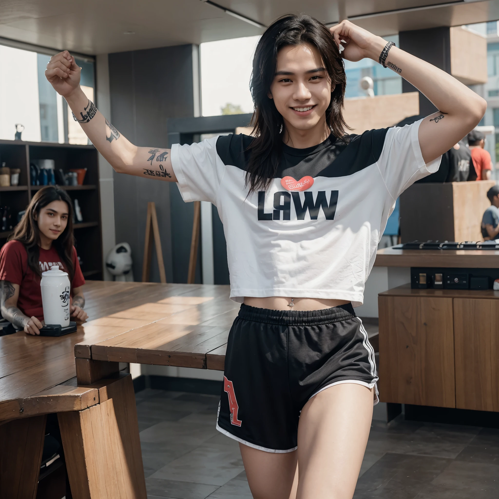 Hendery de WayV, tatuaje de una frase en el brazo (Love), sonriendo, con ropa deportiva