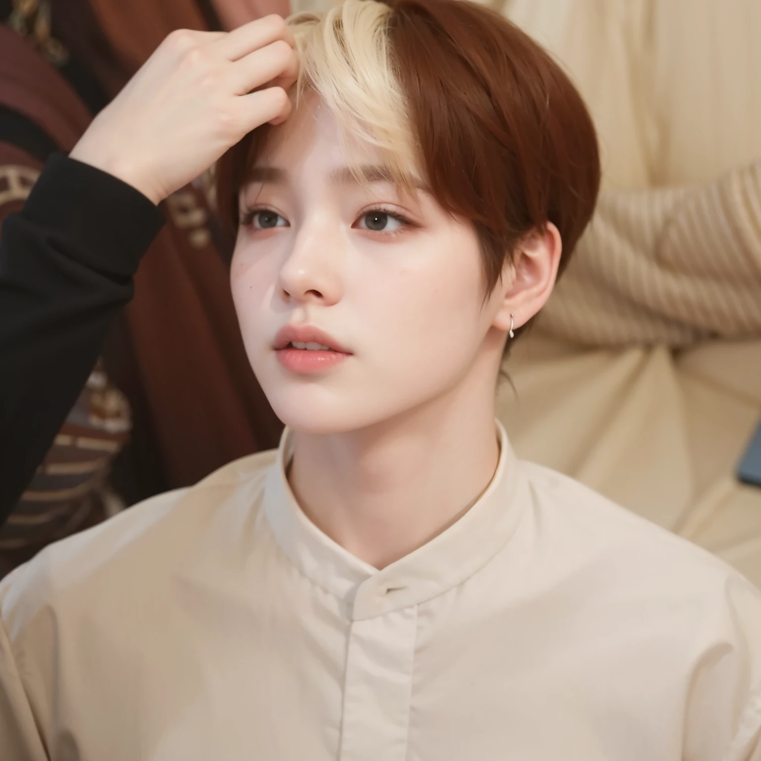 mulher arafa com cabelo colorido sentada em uma mesa, Jung Jaehyun, adorable and pale korean face, Ulzzang inteligente, Kim Doyoung, com cabelo curto, jossi do blackpink, Hong junho hyung, taejune kim, Ulzzang, o corte Hime, jaeyeon nam, XQC, Parque Jimin, cabelo curto platinado moleca