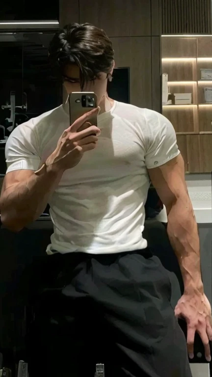 There's a man who's taking a picture in the mirror, vistiendo una camiseta musculosa, camisa apretada, muscles, foto en forma, vestido con una camiseta blanca, wearing camisa apretada, vestido con una camiseta blanca, Rasgado, delgado pero musculoso, brazos musculosos, 27 years old, showing biceps
