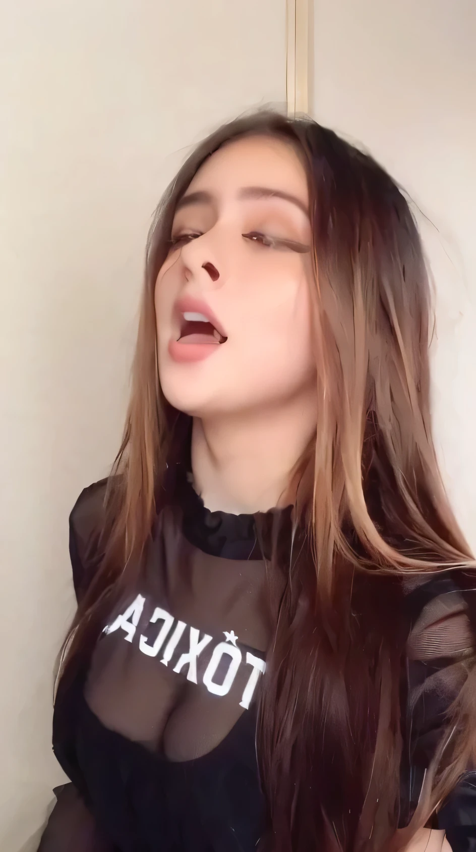 un primer plano de una mujer con cabello largo y una camisa negra, amoranto, better known as amoranto, young beautiful amoranto, with boca abierta, ella tiene una linda cara expresiva, mostrando su cara, dilraba dilmurat, boca abierta, anna nikonova aka new milkmaid, Escupir volando de la boca, cara sexy, she expressing joy