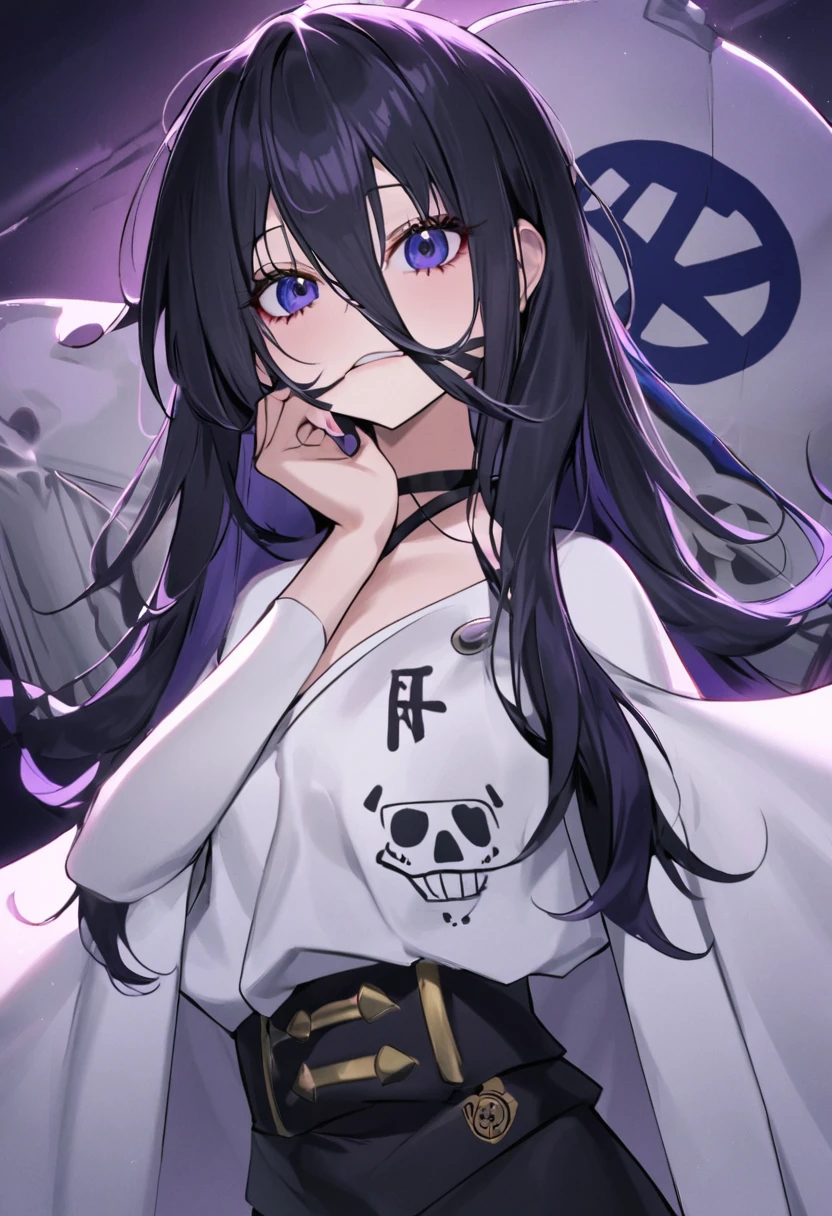 Reze tiene una figura bien proporcionada con un cuerpo voluptuoso, su piel es de tez clara. Ella es muy alta y esbelta, She has long black hair with purple tones in front of her waist with a few strands of hair framing her face up to her chin., dark blue eyes and voluminous eyelashes.
En su cuello lleva una gargantilla con un alfiler de bomba que sobresale de un lado de su cuello. Su ropa es una camisa blanca de Marin y unos pantalones negros, with a white cape that said “Fleet Admiral” in Japanese kanji.
Al estilo de One Piece