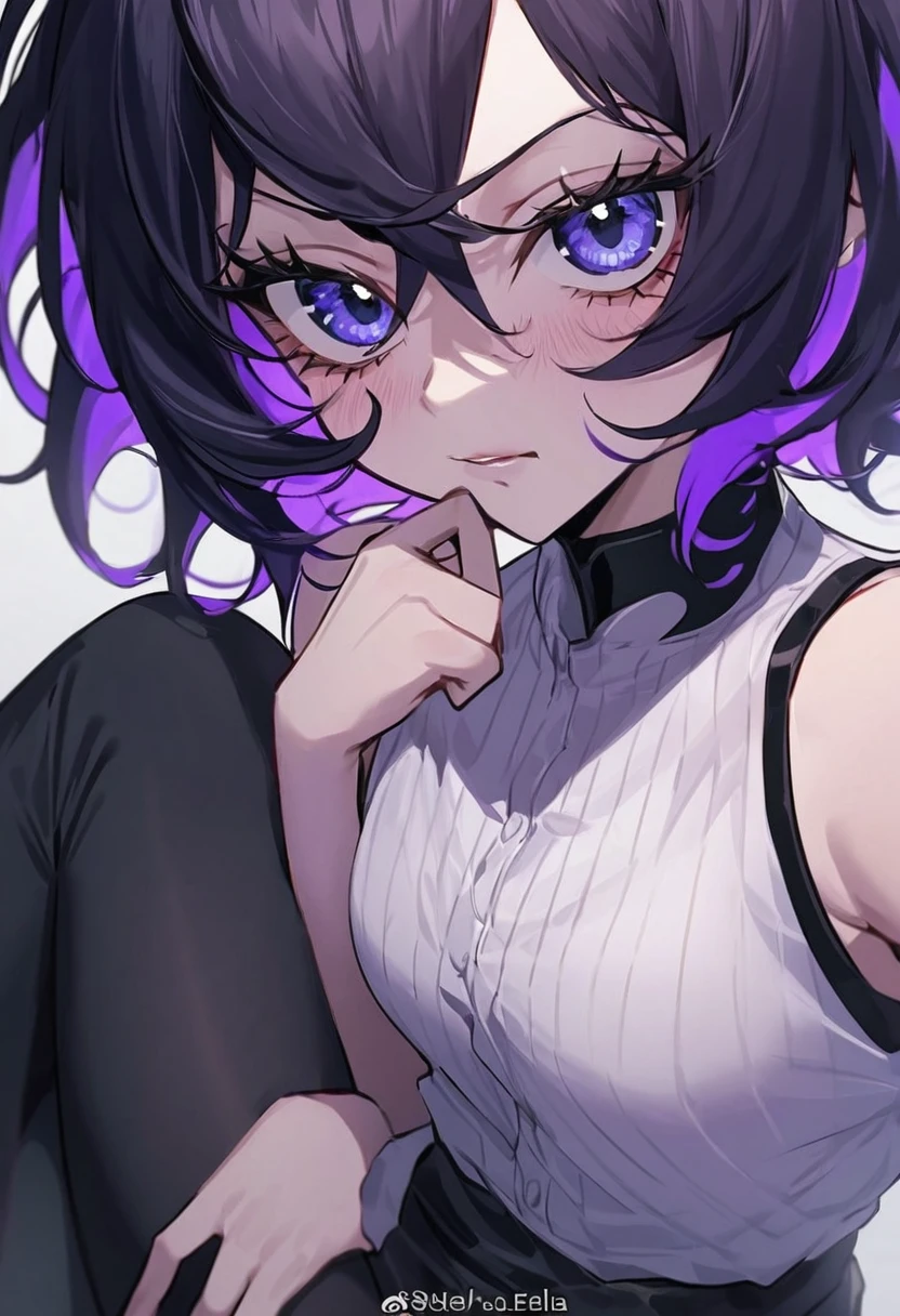 Reze tiene una figura bien proporcionada con un cuerpo voluptuoso, su piel es de tez clara. Ella es muy alta y esbelta, She has long black hair with purple tones in front of her waist with a few strands of hair framing her face up to her chin., dark blue eyes and voluminous eyelashes.
En su cuello lleva una gargantilla con un alfiler de bomba que sobresale de un lado de su cuello. His clothing is a sleeveless mandarin style shirt and he is wearing black pants..
Al estilo de One Piece
