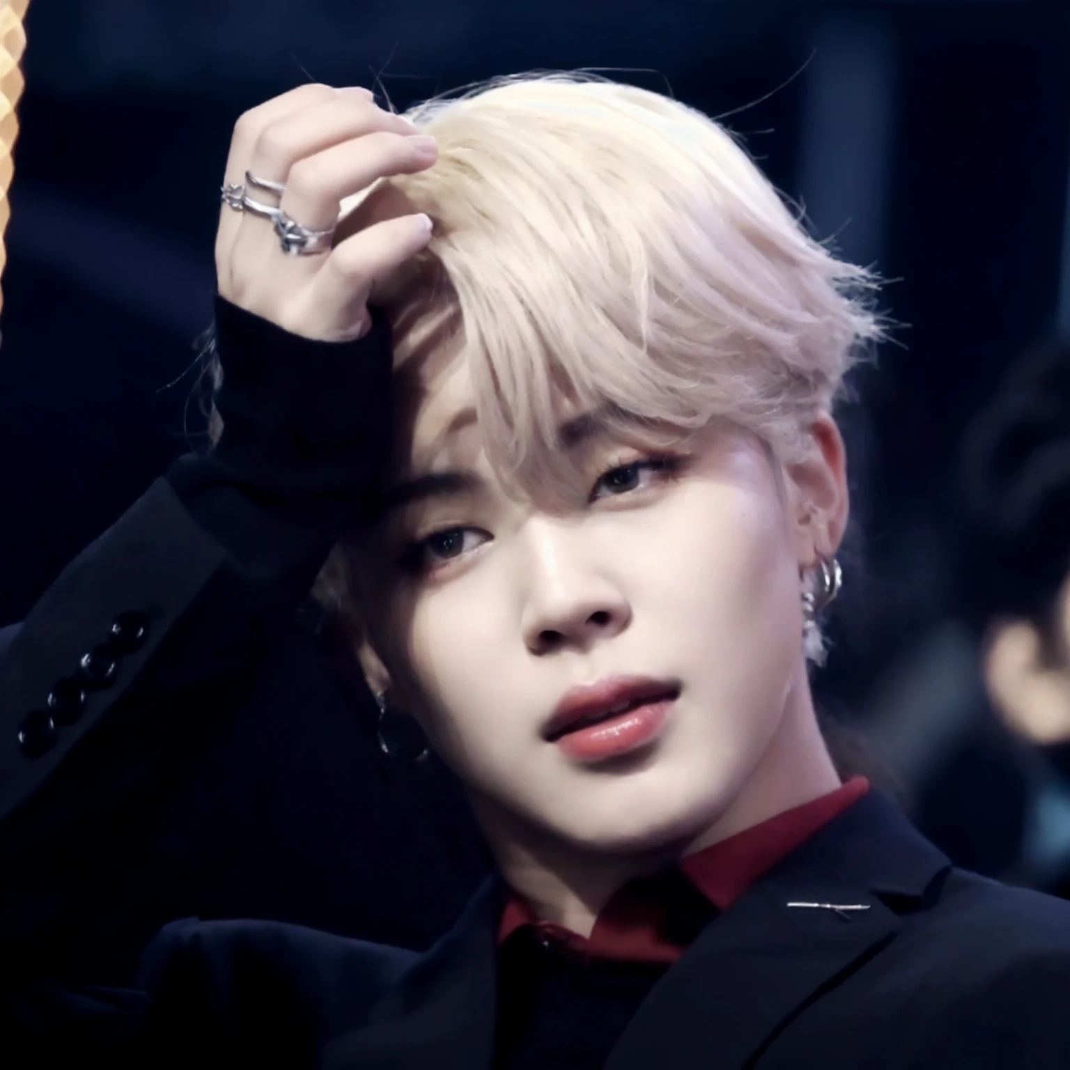 homem arrafado de terno preto e gravata vermelha segurando um anel, Jimin\the full lips, Jimin, Jimin\the right eyelid is swollen, park Jimin, accurate Jimin face, Jimin\o nariz grego, Yoongi de cabelo preto, Jung Jaehyun, Retrato de Jossi do Blackpink, capturado em canon eos r 6, kpop idol portrait