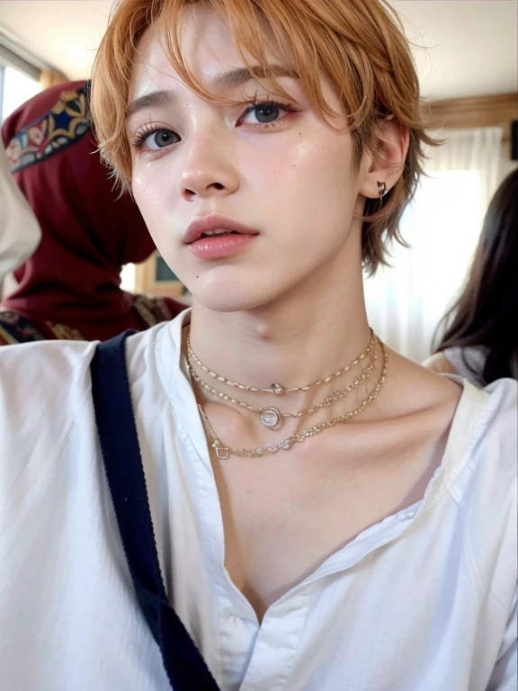 mulher arafada com uma camisa branca e uma bolsa azul, cai xukun, Jimin\o nariz grego, usando gargantilha, Jimin, Jungkook, Jimin\the full lips, park Jimin, Jimin\the right eyelid is swollen, Tae June Kim, Kim Doyoung, attractive neck, delicate androgynous prince, hyung tae, contas cruzadas no peito nu