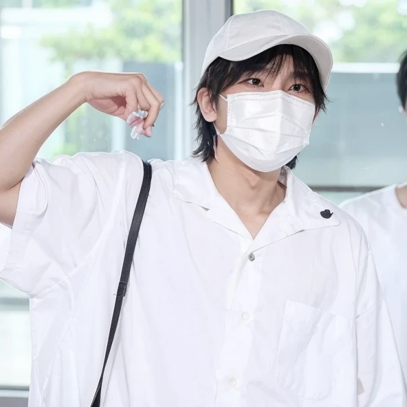 man wearing mask and white shirt, Kim Doyoung, Jungkook, Tae June Kim, hyung tae, 🚿🗝📝, Jinyoung Shin, cai xukun, Shin Jeongho, sakimichan, Jung Jaehyun, ele usa um tapa-olho, surgical mask covering the mouth, Aokan, vestindo um folgado, olhar inocente