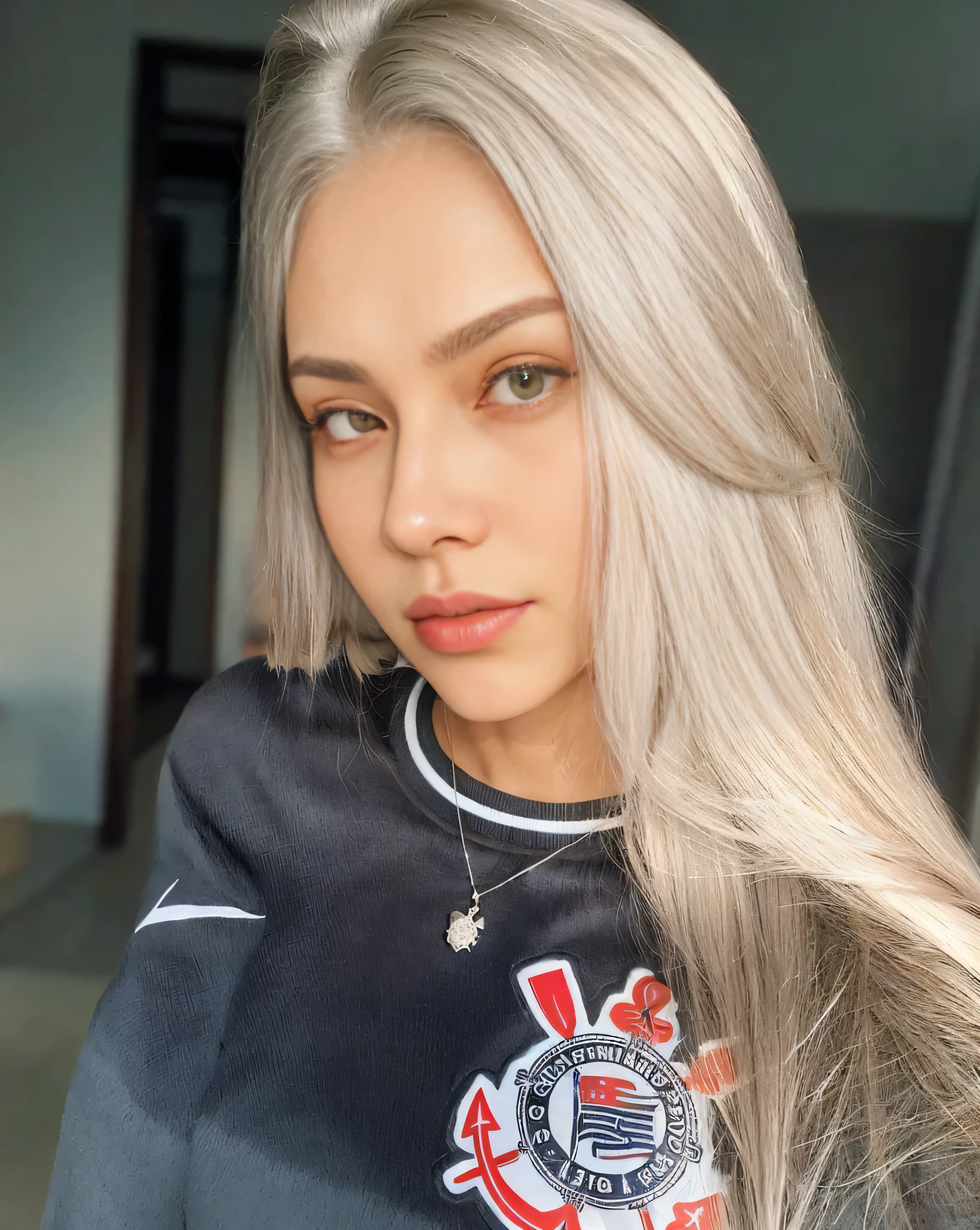 Ulzzang mulher loira com longos cabelos grisalhos, pele branquinha, pele branca, vestindo uma jaqueta preta e branca, her hair is white, her hair is silver, girl Cabelo prateado, Garota perfeita de cabelos loiros, long straight Cabelo loiro, com cabelos longos loiros, com longos cabelos loiros, wearing Cabelo loiro Cabelo loiro, cabelos longos loiros, Cabelo loiro irl, looks like fabiula nascimento, cabelo com r prateado