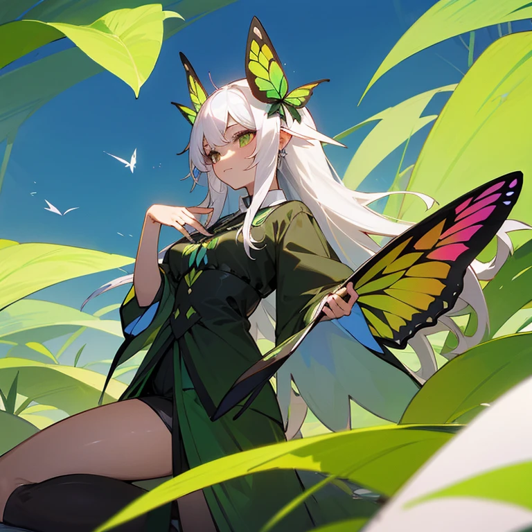 Hada de la naturaleza con rasgos verdes y alas de mariposa
