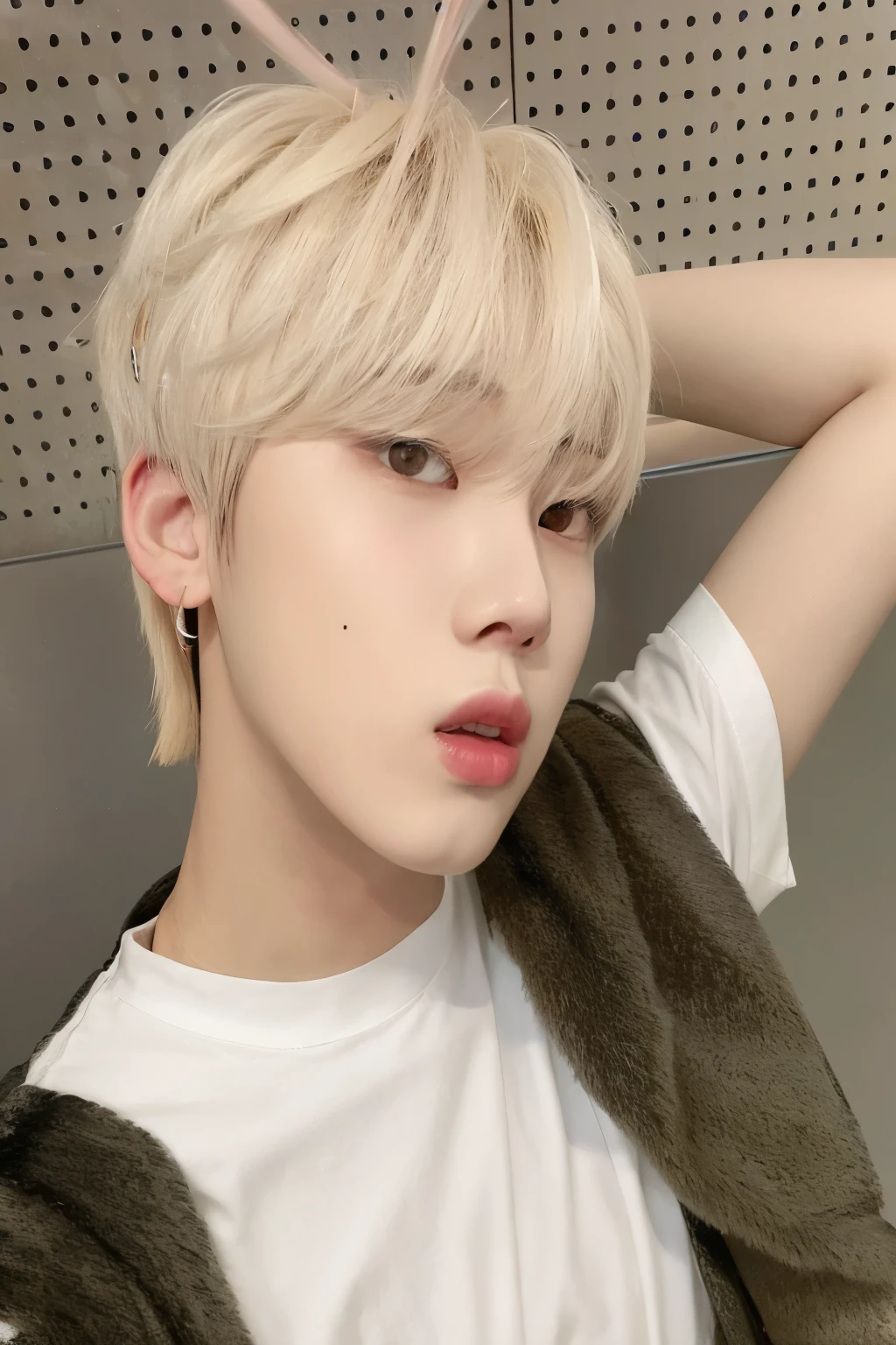 Un primer plano de una persona con una toalla en la cabeza, Kim Doyoung, con pelo corto, Jung Jaehyun, jinyoung shin, cai xukun, pintar ulzzang, hyung tae, marimacho de pelo corto platino, Jimin\los labios carnosos, sun yunjoo, kim taejin, park Jimin, Jimin, con el pelo corto y blanco