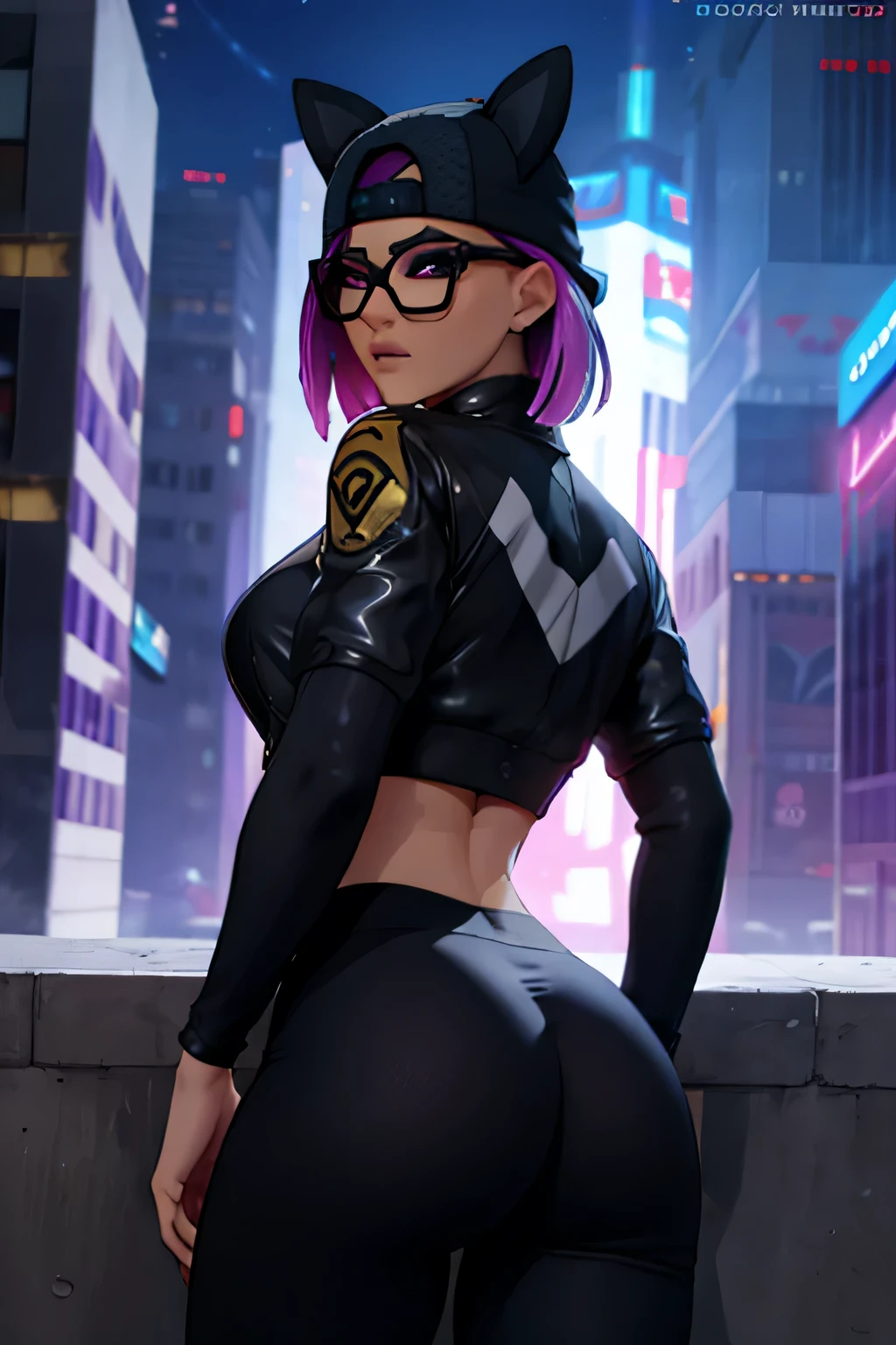 Traje de lince cyberpunk, gorra, leggins negro con Azul Marino, chaqueta negra ,Extremadamente detallado, rostro detallado, gafas ,hermoso rostro, ojos finos, looking back at the viewer, dynamic pose, Noche