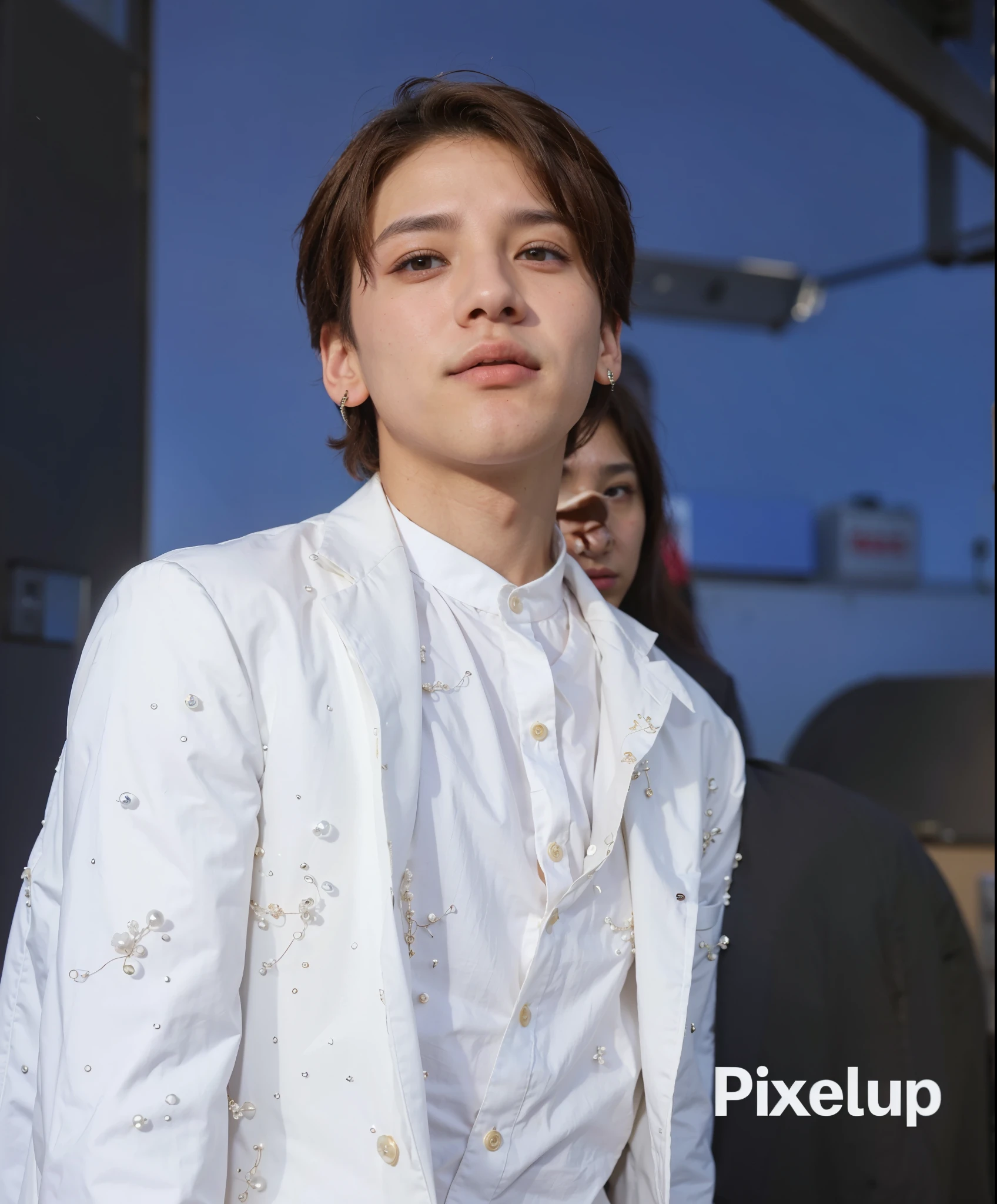hombre con una camisa blanca y una chaqueta blanca adornada con perlas, jeon jungkook, coreano lindo, labios carnosos, mirada traviesa, Jungkook cabello rojo, boca abierta