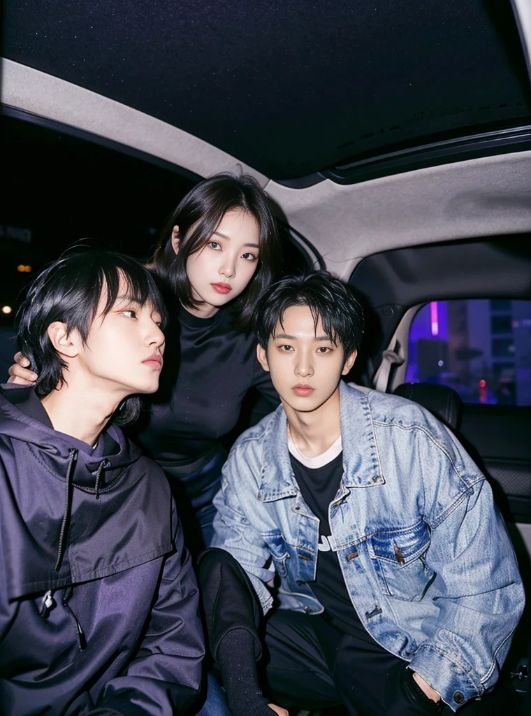 Image de thriller, Beautiful Koreans in the dark, regards profonds, realistic detail, 2 hommes (veste violette et noire) dans une voiture (view inside) avec une fille, Evening with friends, thriller, Realistic photos, drama korean, textured skin, regarder la caméra, 18 year old boys and 18 year old girl, studio, dans le style de Yeon Si-eun, Seok Jae Beom, Ji Soo Heon, Ahn Su-ho, groupe d'amis, bad guys, suspens, charismatic, de futur leaders.
