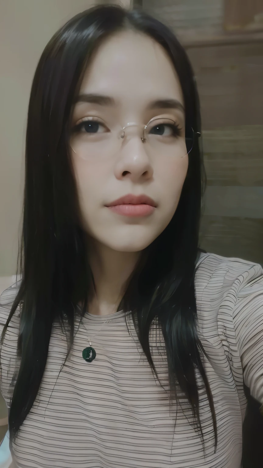 Mujer con pelo negro ondulado largo hasta los hombros, con lentes tipo Harry Potter, selfie tomada con celular, of medium build, con lunares en la cara