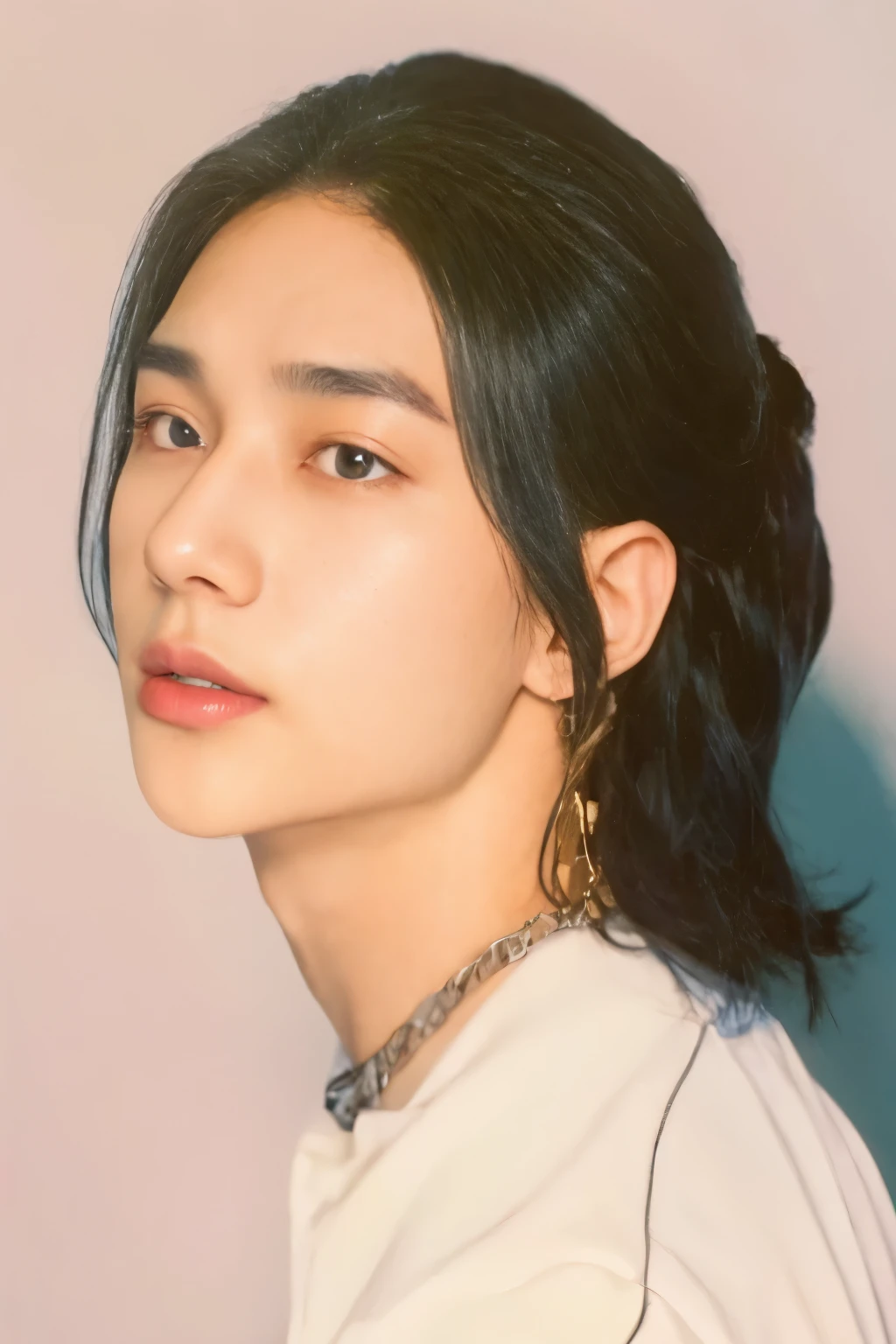 un primer plano de una persona con un collar sobre una camisa blanca, jinyoung shin, kim taejin, retrato de jossi de blackpink, jaeyeon nam, heonhwa choe, inspirado en Yanjun Cheng, cai xukun, sakimichan, foto de perfil en la cabeza, kpop idol portrait, kim hyun joo, Hong June Hyung, Yanjun Chengt