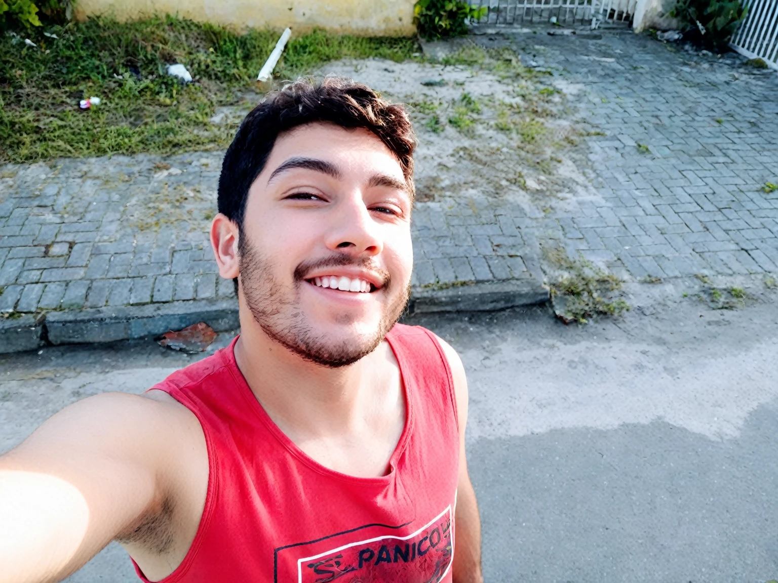 there is a man taking a selfie with his cell phone, caio santos, mateus 9 5, sorriso insano, foto realista, 8k foto selfiegraph, foto frontal, ismail, sorridente and looking directly, he is sorridente, com um sorriso lindo, happily sorridente at the camera, sorridente, happy and sorridente, selfie de um homem, foto selfie