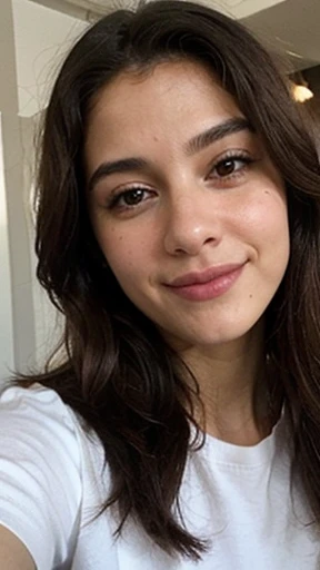 Mujer latina, de pelo largo y negro, de tetas muy grandes, 23 years old, Ella se toma una selfie de su cara, leve sonrisa, escote, ((mano en la cara)).