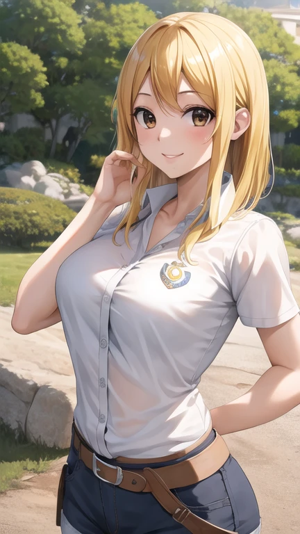 Obra maestra, mejor calidad, high resolution, Lucy Heartfilia, 1 chica, solo, pelo rubio, Brown eyes, pelo largo, Cinta para el pelo, pechos grandes, Camisa blanca, sin mangas, belt, falda azul, tiro de vaquero, de pie, al aire libre, undulation, sonrisa, boca abierta,