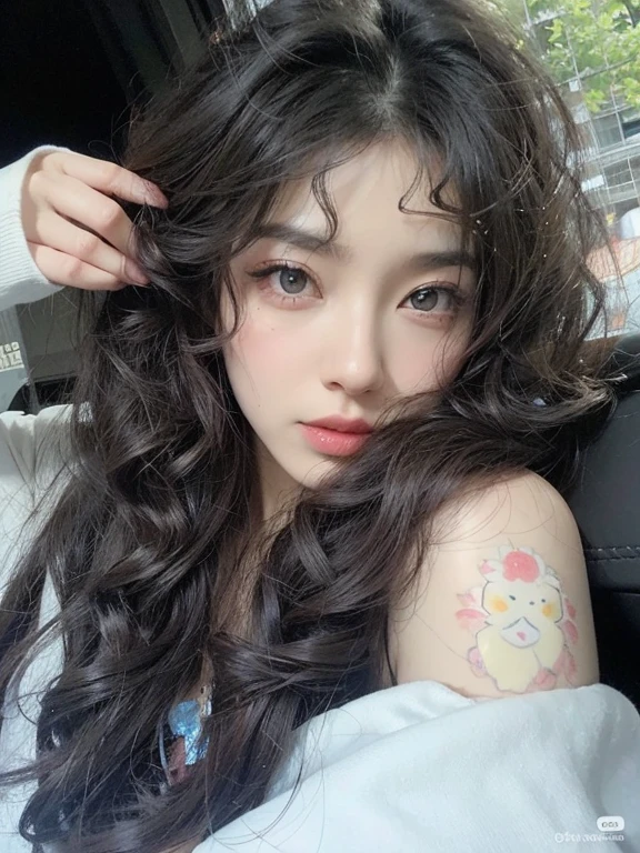 una mujer hermosa。Dark brown hair。hermosos ojos dobles。puente de la nariz。labios bien formados。Lleva un traje de combate rojo.、sosteniendo un arma grande en una mano。ella esta en una nave espacial。