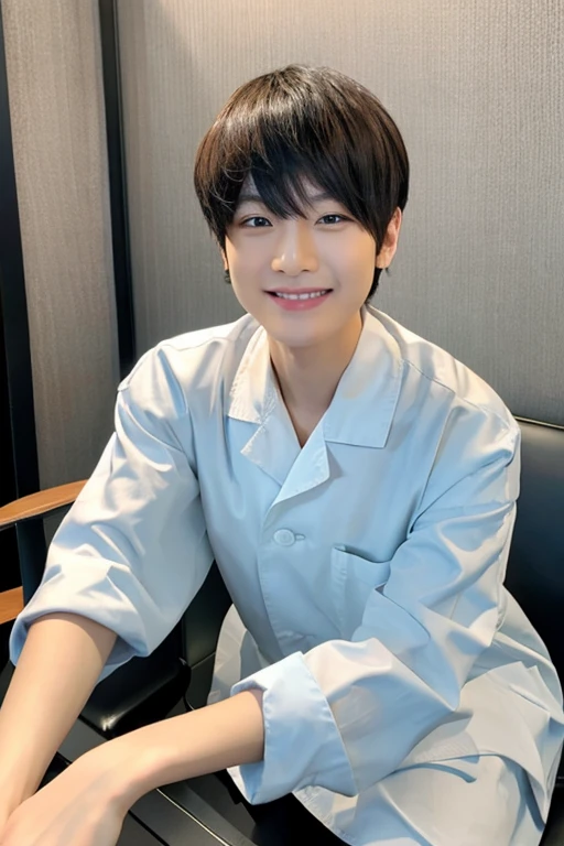 1 male、young、Smile、doctor、White clothes、Take a break'jaw on one'jaw、short hair、sit on the chair、shut your mouth