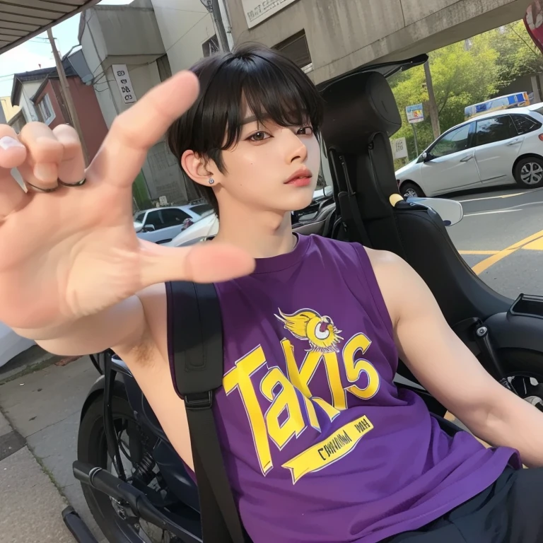 Hombre arafed con una camiseta morada sentado en una motocicleta, pintar ulzzang, jinyoung shin, camiseta violeta ajustada, jungkook, hyung tae, jovencito, cai xukun, Jung Jaehyun, usando camiseta sin mangas, usando una camiseta sin mangas, sakimichan, ulzzang, kim taejin, kanliu666, Kim Doyoung