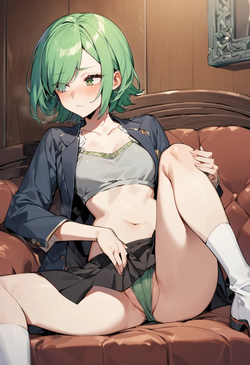 Mujer con cara delgada, baja estatura, short green hair sitting on a sofa with a small skirt spreading her thighs, sin bragas presentes dejando ver 