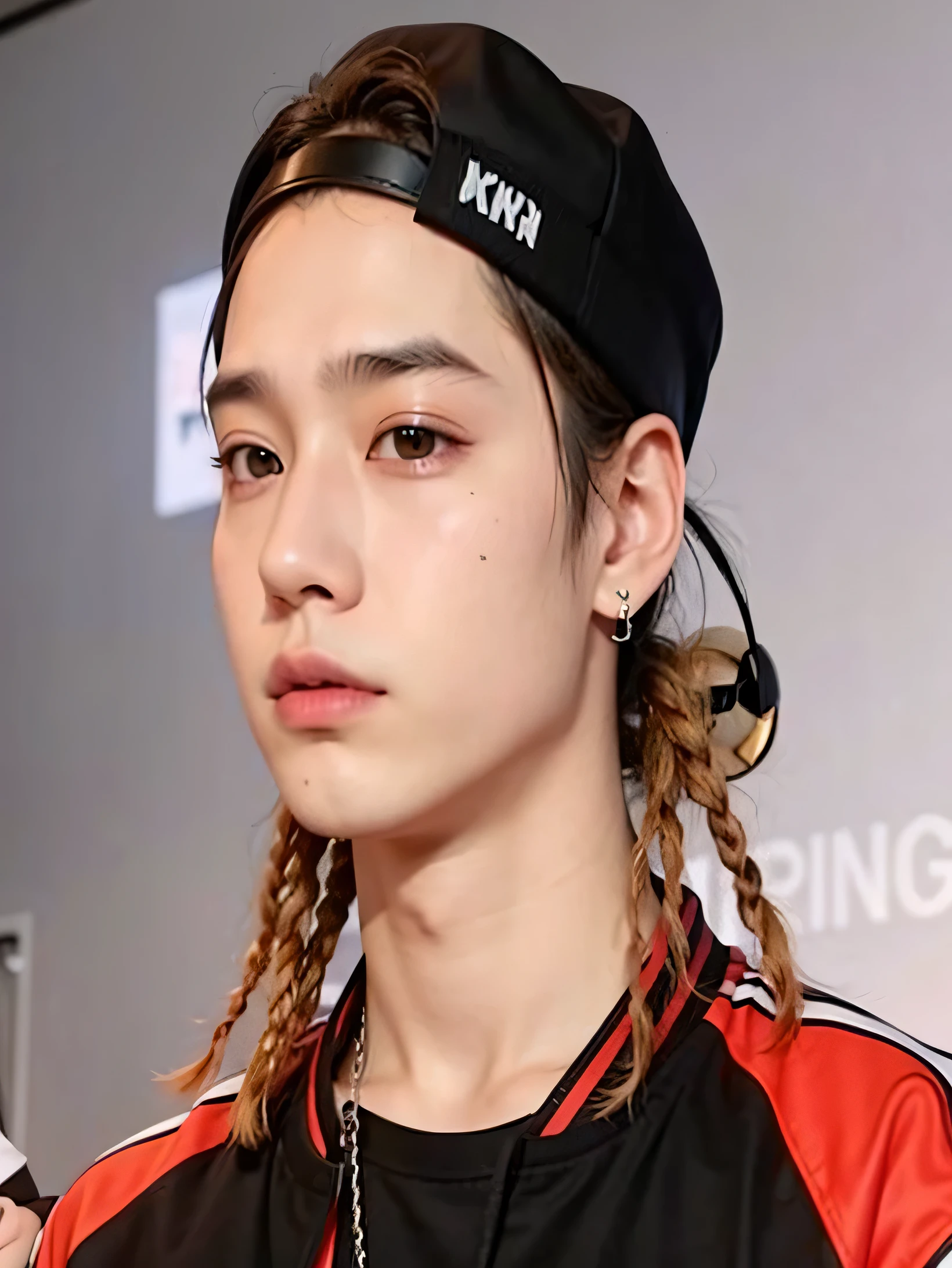 un primer plano de una persona con sombrero y chaqueta, hyung tae, yoongi de pelo negro, pale korean adorable face, cai xukun, portrait of jossi de blackpink, con el mismo peinado, Hong June Hyung, wearing a scarf and a chain, jossi de blackpink, jungkook, kpop idol portrait, con coletas negras, kim taejin, pelo trenzado naranja